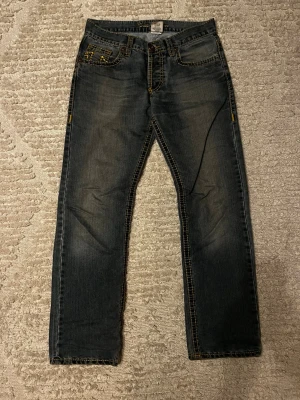 True religion jeans - Snygga jeans från true religion! Riktigt schysst passform. Backtaben sömmen har släppt något på backtaben, inget som märks av.