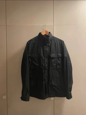 Rose & Born Field jacket - Rose & Born navy field jacket i strl 46, passar s/m. Nypriset ligger runt 10 000kr.