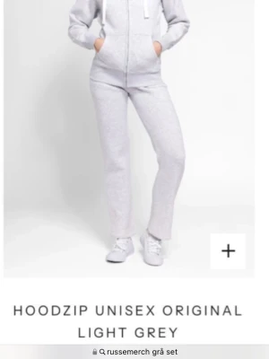 Russemerch mjukisbyxor   - Jag säljer mina Russemerch mjukisbyxor då de aldrig kommer till användning, byxorna är i fint skick men har en färgfläck på högerbenet, de är i storlek XS!💕⭐️☺️