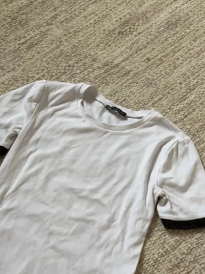 Zara T-shirt - I strl S, jätte fint skick. Skriv för frågor!