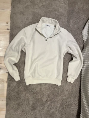 Half zip tröja från Zara - Tröjan är som ny och har använt den 2 gånger. Den har en bra passform och bra kvalitet överlag.