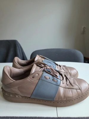 Valentino open - Snygga Valentino open i storlek 42. De saknar sula men är I toppen skick annars. Kan tänka mig att gå ner lite i pris vid snabb affär