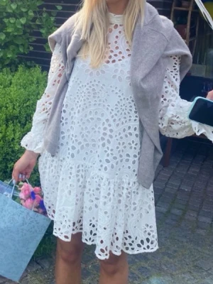 Vit klänning - Så fin klänning från Hm, passar perfekt till studenten