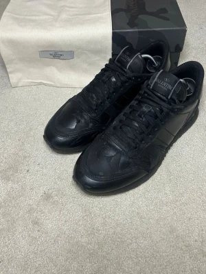 Valentino rockrunners svarta  - Riktigt snygga rock runners från valentino. Självklart äkta. Storlek 41 MEN sitter som en stor 42. Box och Dustbag medföljer. Perfekta året om. Kan självklart diskutera priset vid snabb affär. Skickas inom 24h efter köp med PostNord🙌🏼🤩 för frågor osv e jag aktiv🙌🏼😙