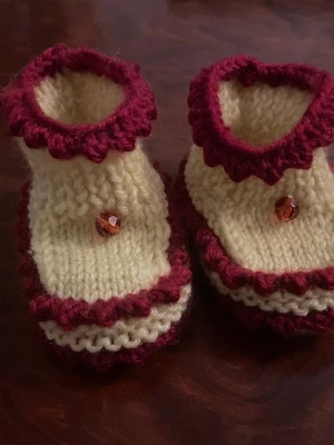 Vit stickad mössa med tofs - Mysig handstickad mössa i vitt med gula ränder och en fluffig tofs på toppen. Handstickade nya barn tofflor ( poposh) i storlek  som passar 0-1 år gamla barn. Perfekt accessoar för kyliga dagar, stickad i mjukt garn för extra komfort och värme. Passar dig som gillar retrovibbar och unika detaljer.