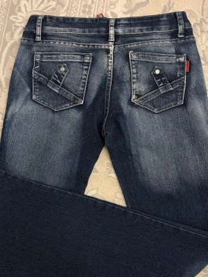Lågmidjade bootcut jeans - Säljer dessa utsvängda jeansen med Lågmidjade. Köpta utomlands och aldrig använda 