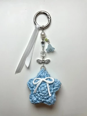 Nyckelring virkad stjärna med pärlor - Handgjord virkad nyckelring med pärlor och berlocker🥰kommer fint inpackat och med en liten gåva🦄