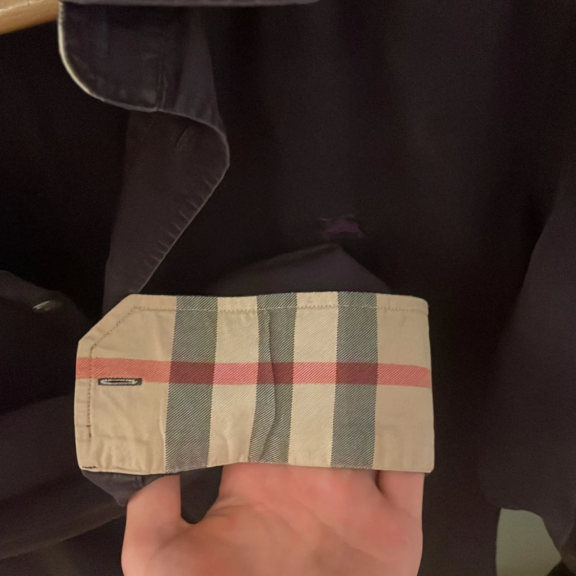 Mörklila Burberry skjorta med rutig detalj - 2
