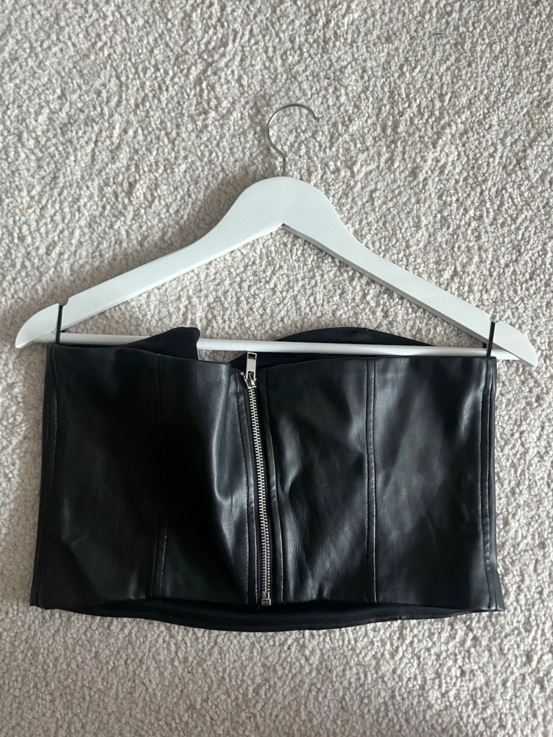 Svart tubtopp i skinnimitation - 2