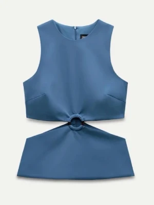 Blå croppad topp med ringdetalj - Trendig blå croppad topp med ärmlös design och cool ringdetalj framtill som ger en unik look. Toppen har rund halsringning och dragkedja i ryggen.