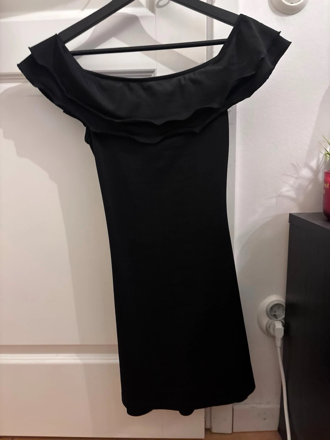 Svart offshoulder klänning med volang - 1