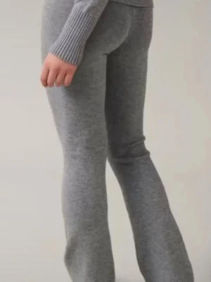 Grå mjukisbyxor med raka ben - Mysiga grå mjukisbyxor med raka ben och normal passform. Perfekta för chill dagar eller när du vill vara extra bekväm. Byxorna har en enkel design utan synliga detaljer och är tillverkade i ett mjukt material.