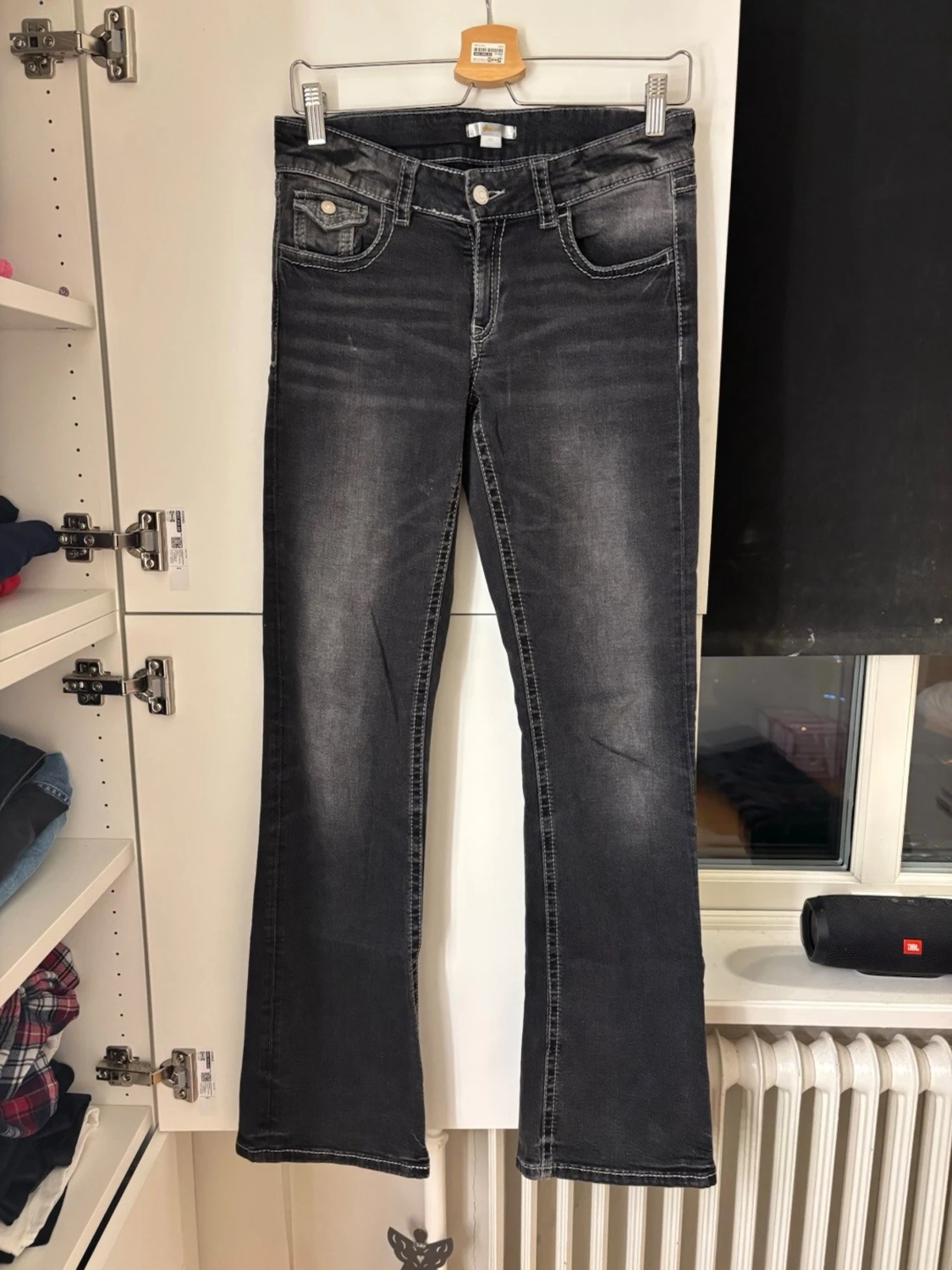 Svarta bootcut jeans med slitningar - 2