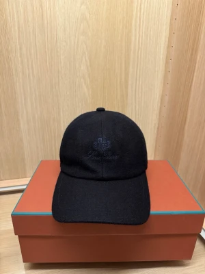 Loro Piana keps  - Säljer en snygg Loro Piana keps i navy blått (ull). Lätt, bekväm och enkel att bära till allt. Fint skick, perfekt för dig som vill ha en clean keps med bra kvalitet och färg som sticker ut lagom mycket. ✨