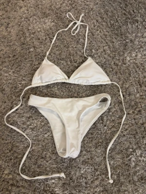 Vit bikini - Vit snygg bikini! Använd 1 gång endast. 