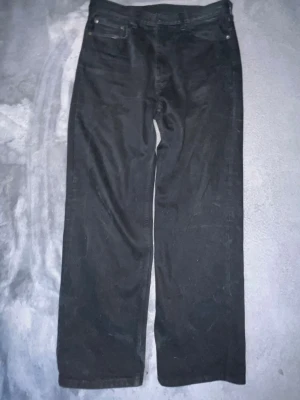 Baggy Levis jeans skateboard modell w36 - Baggy Levis jeans i Levis skateboard modell så lite hårdare än vanliga i materialet väldigt slit starka dom har fått 2 små skråmor på benet bild 2 men det syns knappt     Måtten är:112 längd 47 midja och benöppning 23cm 