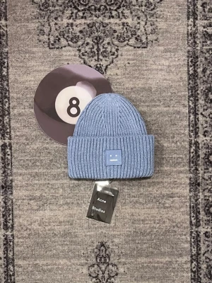 Acne Studios mössa  - Säljer min jätte snygga mössa från Acne Studios, skriv vid frågor, priset är förhandlingsbart och kan skickd direkt efter köpet 😊 Passar både män och kvinnor 😃