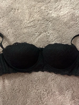 Intimissimi BH - Supersöt strapless BH från intimissimi💓Det finns band till men som går att ta av! Push-up och storlek 70B, säljer då den tyvärr är för liten💕