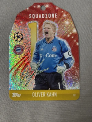 Match Attax Squadzone Oliver Kahn kort - Säljer ett exklusivt Match Attax Squadzone samlarkort med Oliver Kahn från FC Bayern München. Kortet har glittrig holografisk yta, nummer 1 och autograftryck. Perfekt för dig som samlar på fotbollskort eller gillar Champions League. Köparen står för frakten.