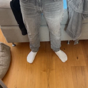 Grå jack & jones jeans - Säljer ett par grå loose fit jeans i modellen Loose/Chris. Jeansen har en rak och avslappnad passform med klassiska fem fickor och dragkedjegylf. Perfekt för dig som gillar en chill och trendig look.