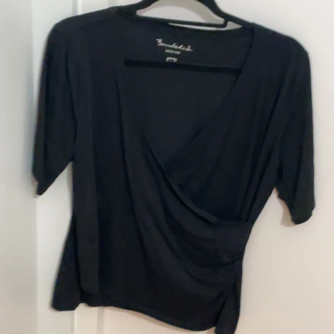 Svart omlottopp från Bondelid