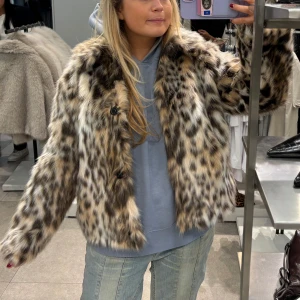 Leopardmönstrad pälsjacka Zara - Säljer en fluffig och snygg pälsjacka med leopardmönster i beige, bruna och svarta toner. Jackan har lång ärm, krage och knäppning framtill. Perfekt för dig som vill sticka ut med en cool statement-jacka i höst och vinter. Den perfekta pälsjackan enligt mig!😍Nästan helt oanvänd!