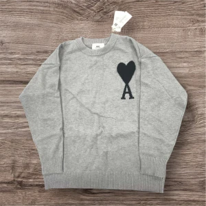 Ami Paris grå stickad tröja - Ami paris grå/svart stickad tröja/sweatshirt. Storlek: S. Helt ny.