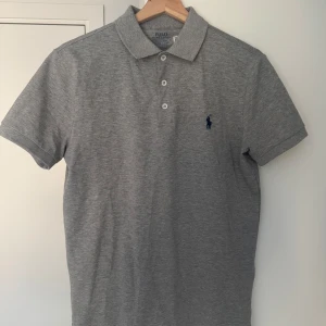 Polo Piké - Tja säljer denna snygga polo piken, använd några gånger men inga deffekter, den är i storlek S och har slim fit format. För fler frågor eller funderingar hör av er. 🫡 kan frakta eller mötas upp i (STOCKHOLM)