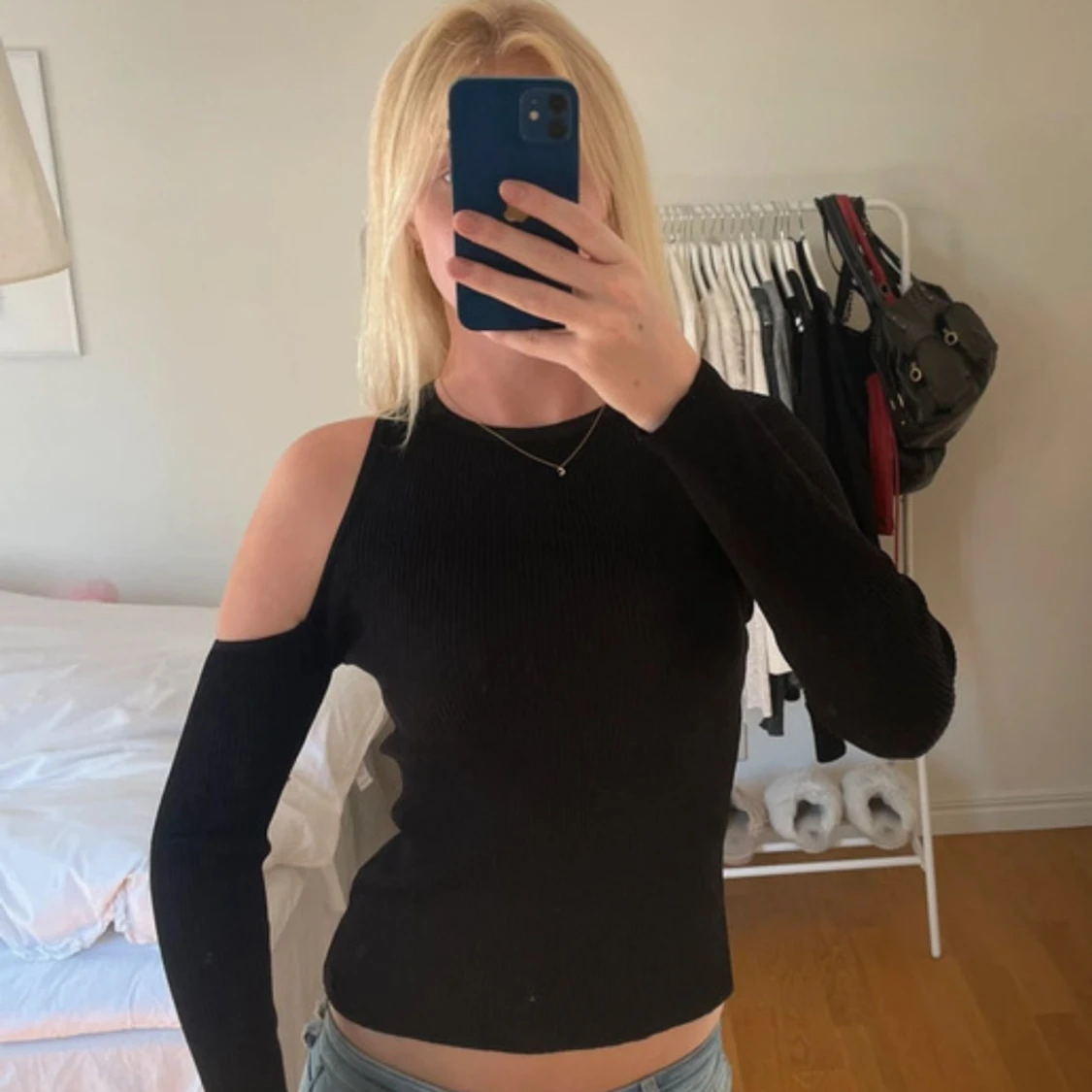 Svart ribbad topp med öppen axel - 1