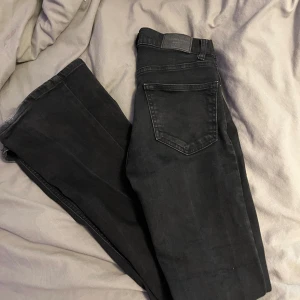 Gina jeans - Säljer svarta jeans från Gina i 32. Färgen är inte lika skärp för att lite har skavts av i tvätten vid sömmarna men annars fint skick. Priset kan diskuteras