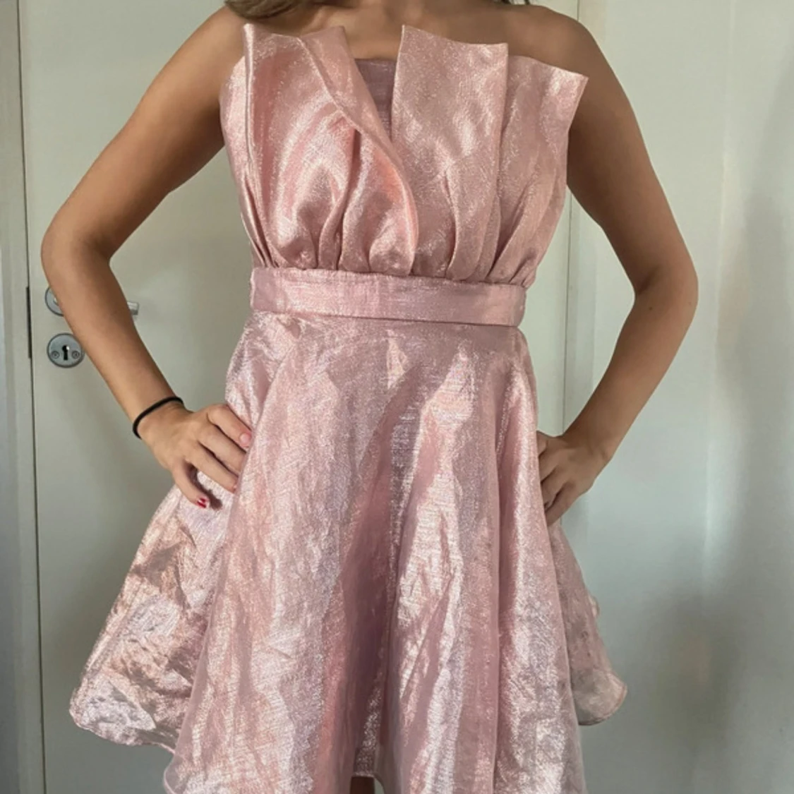 Rosa glittrig axelbandslös klänning - 1