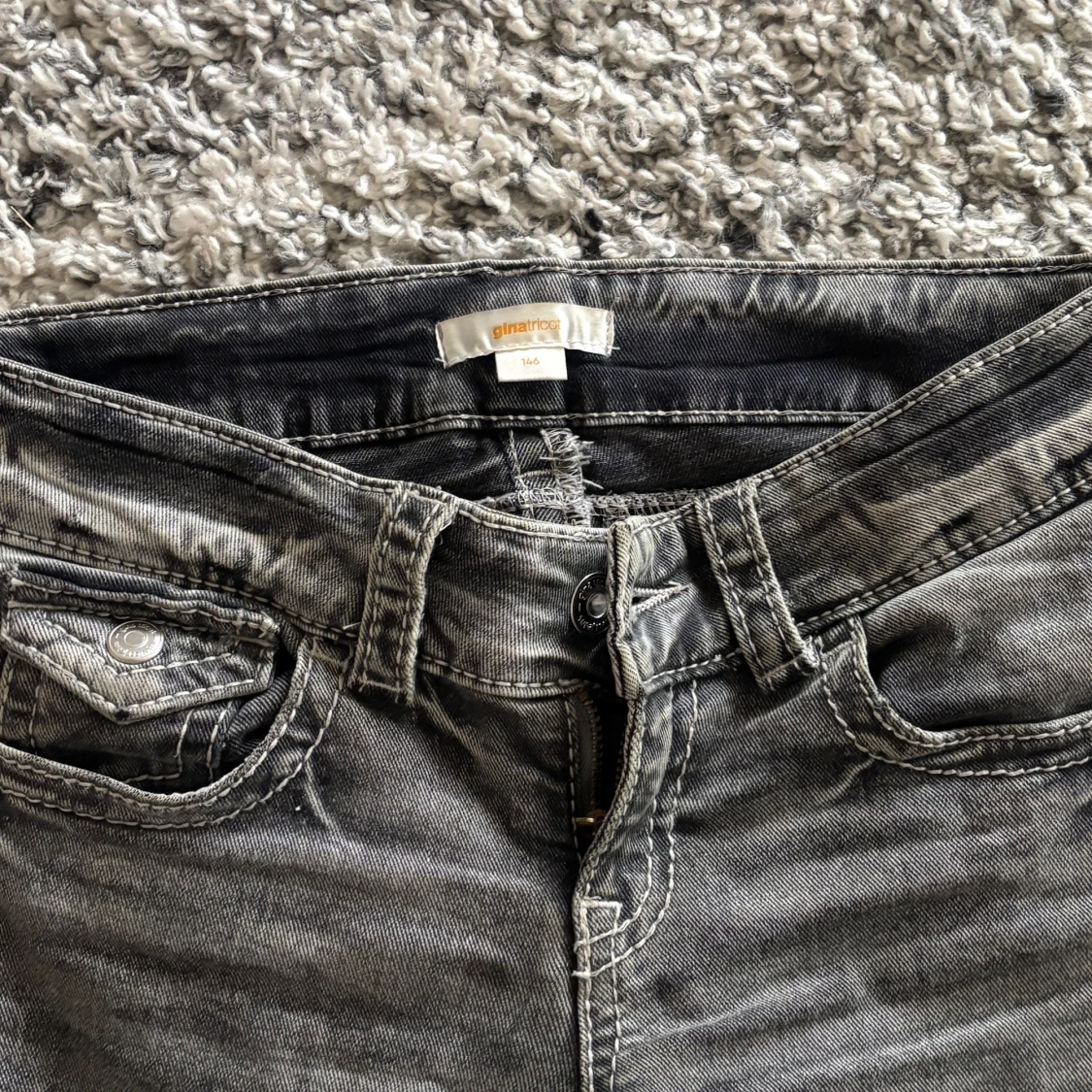 Grå bootcut jeans från Gina Tricot - 2