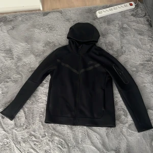 Svart Nike tech fleece - Köptes från unisport. Knappt använd. Mer info kan önskas via dm. Nypris på dessa 1600. Pris kan diskuteras vid snabba affärer 👑👌