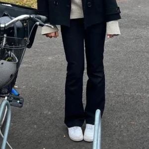 Lågmidjade bootcut kostymbyxor - Snygga svarta kostymbyxor från Bik Bok i bootcut-modell som inte längre passar mig💗Byxorna har lågmidja och låtsas fickor bak. De har en liten vit fläck längst ned på ena benet. De är välanvända men i bra skick💗