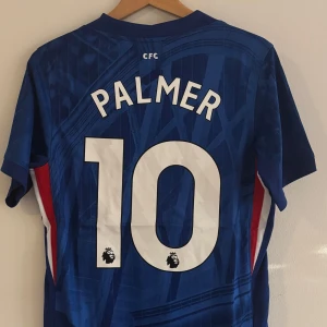 Cole Palmer fotbollströja Chelsea 25/26 - Helt ny Chelsea hemmaställ med Palmer på ryggen. Strl S