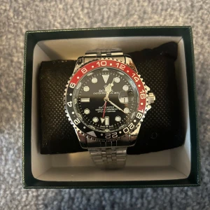 Klocka rödsvart - I nyskick