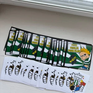 100 st Hammarby klistermärken  - 100 st mycket fina Bajen klistermärken/klibbor perfekt för Bajen älskaren! Man kan man köpa fler eller färre! Hör av er vid minsta fundering!