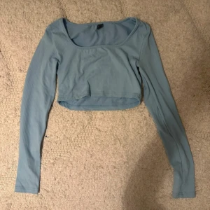Ljusblå croppad topp från SHEIN - Denna tröja är från SHEIN den är kort nästa som en magtröja! Skönt material nästan som tränings material! Använd en gång och det finns en lång kjol som är till denna tröja som jag ska publicera snart som inlägg så vill ni ha hela outfiten, bläddra bland mina inlägg❤️❤️❤️