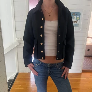 Mörkblå kappa från Zara! - Fin höstjacka/kappa från Zara! Den är marinblå med guldknappar och är i stl S/38. Knappt använd-nyskick!