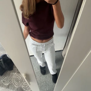 Grå mjukisbyxor - Säljer ett par grå mjukis byxor från lager 157 som inte finns kvar längre i lager. Perfekt inför hösten! Jätte sköna och snygga