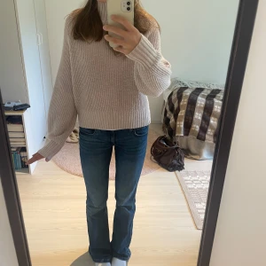 Ljusrosa tröja - Säljer denna fina tröja från H&M. Den är i bra skick och perfekt för att hålla sig mysig och varm. Färgen syns bäst på sista bilden. Tveka inte att ställa frågor eller skicka prisförslag 🤩🥰