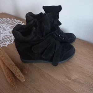Isabel Marant - Isabel Marant liknande skor i svart, storlek 37. Jätte bra skick och aldrig använda av mig! (Skickar Inga Bilder med de på!)