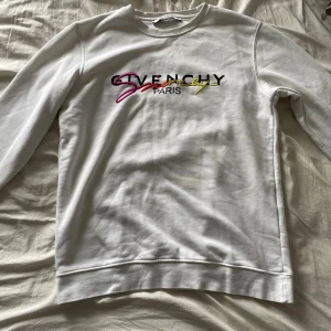 Vit Givenchy sweatshirt  - Säljer denna snygga givenchy tröjan då den är för liten i storlek S, inga defekter eller fläckar