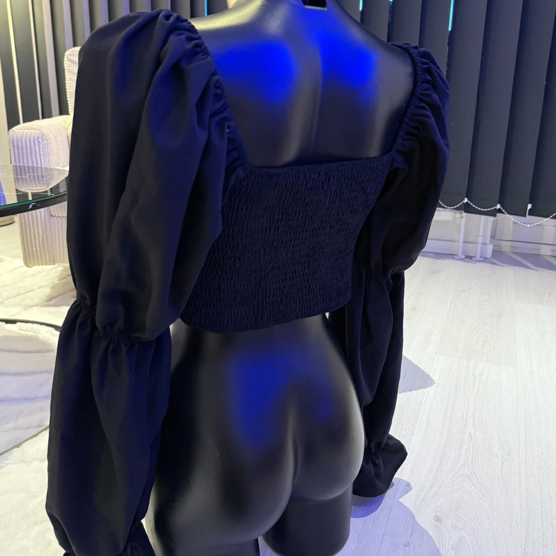 Svart croppad blus med puffärmar - 4