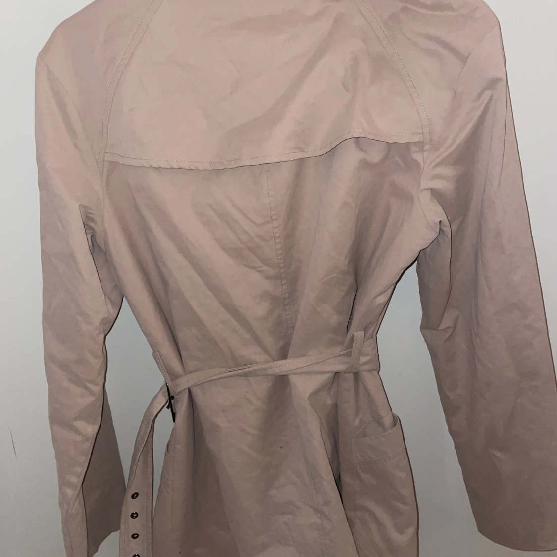 Beige trenchcoat med bälte - 1