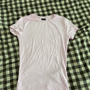 Soft touch top Gina tricot  - En ljusrosa t-shirt från Gina Tricot i storlek XS. Modellen är klassisk med rund halsringning och korta ärmar. Tillverkad i mjuk bomull som känns skön mot huden. Knappt använd! 
