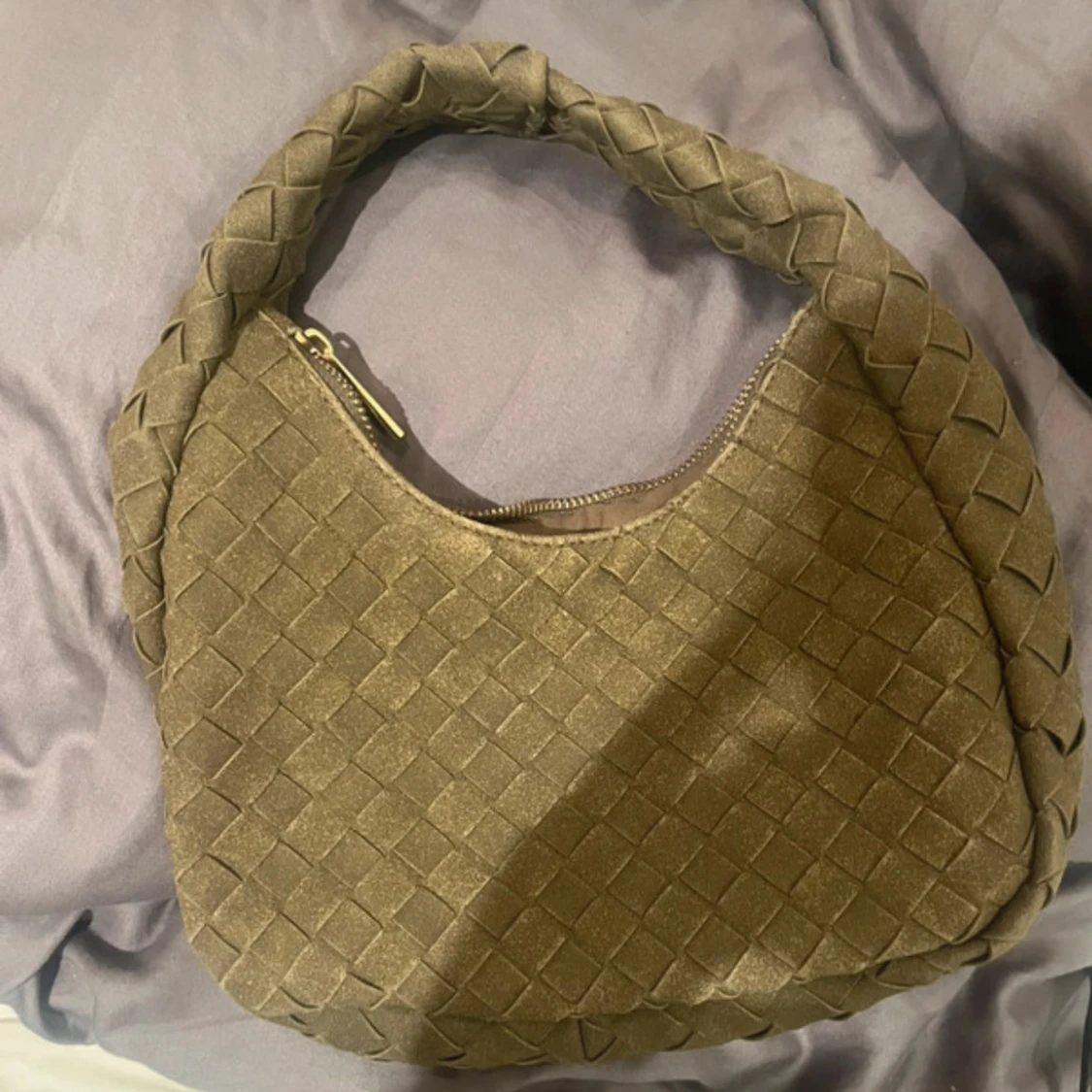 Grön axelväska i flätad mocka - 3