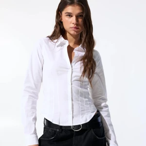 Figursydd skjorta  - Extremt stretchig figursydd skorta från Pull&Bear. Tyvärr aldrig kommit till användning. 