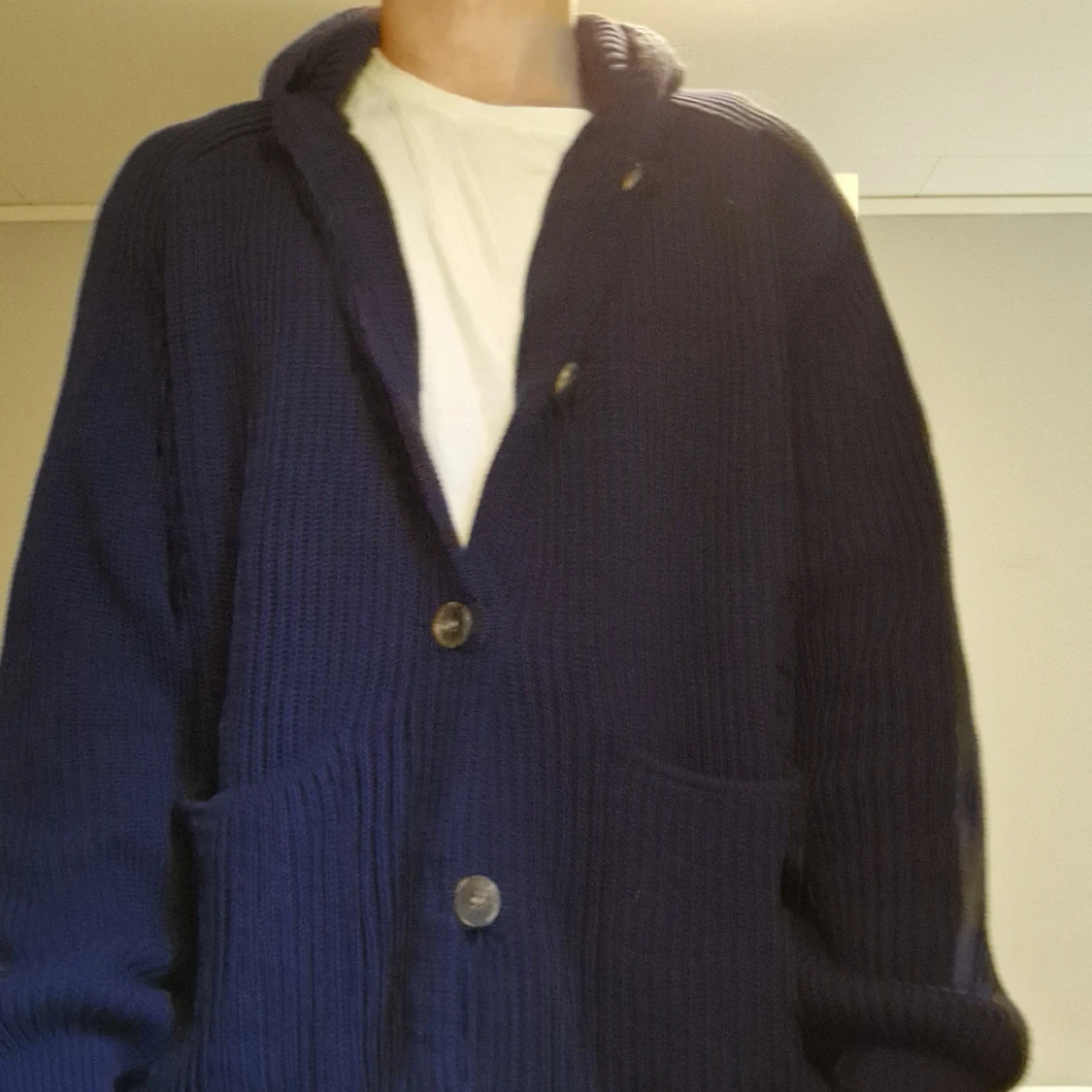 Mörkblå stickad kofta med huva - 1