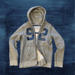 Abercrombie and fitch hoodie - Sjuktttt fet hoodie från Abercrombie and fitch. Väldigt sällsynt med riktigt nice distressing i storlek S. Varm, vilket är bra nu för lite kallare dagar! Skriv vid minsta fundering! 